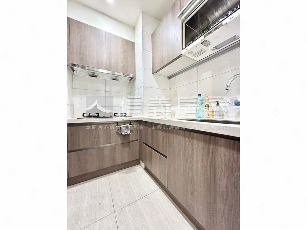 近捷運˙高樓都市美景居房屋室內格局與周邊環境