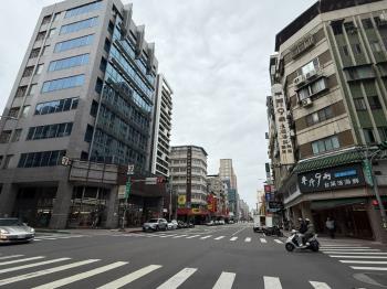 正吉林路面寬。川郎海鮮鋪