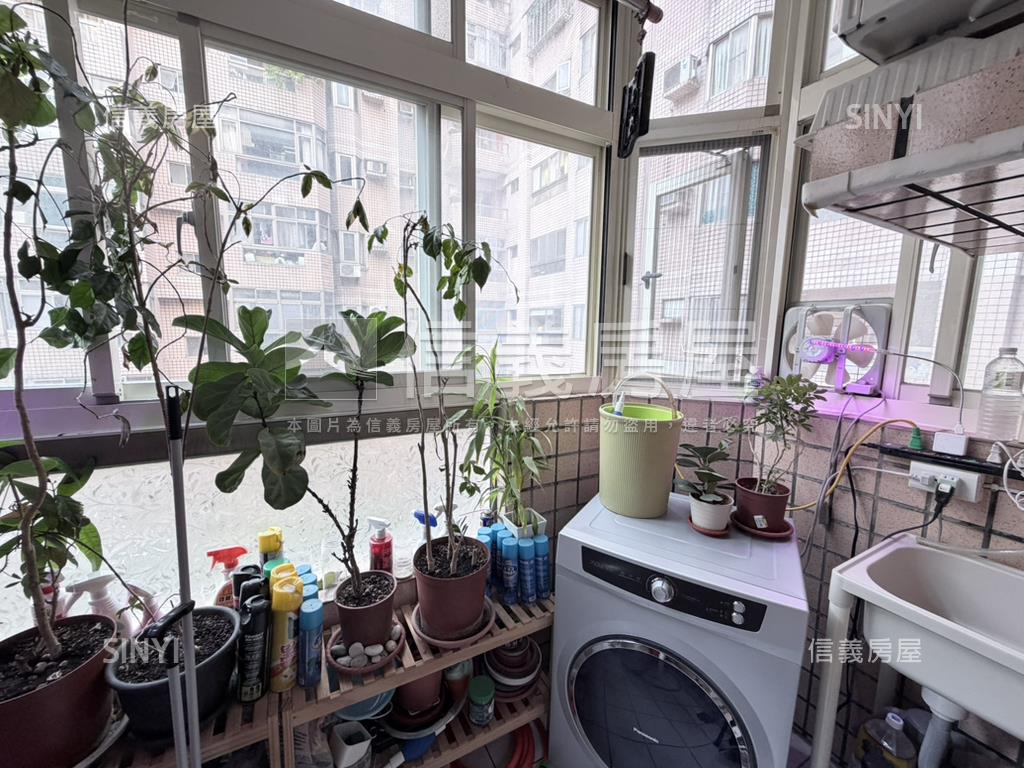 冠倫三房美居房屋室內格局與周邊環境