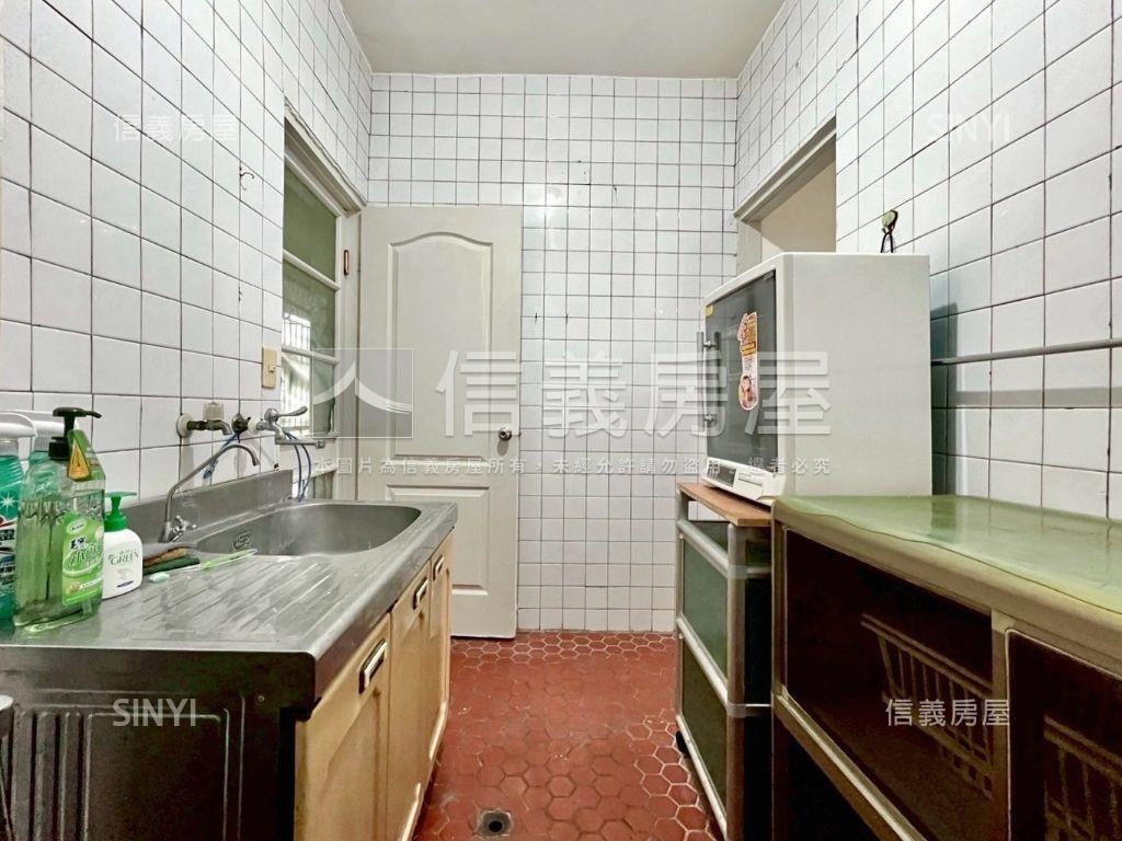 德賢商圈稀有邊間二樓公寓房屋室內格局與周邊環境