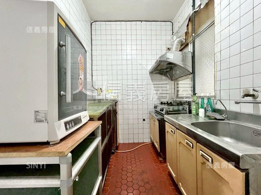 德賢商圈稀有邊間二樓公寓房屋室內格局與周邊環境