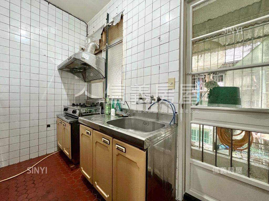 德賢商圈稀有邊間二樓公寓房屋室內格局與周邊環境