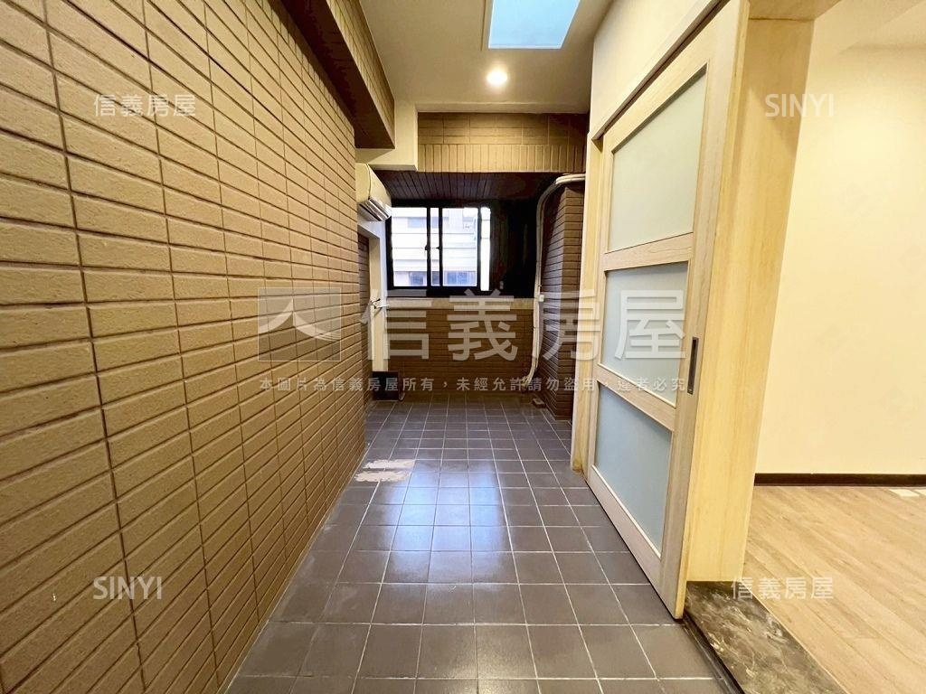 四季紅挑高大器三房車位房屋室內格局與周邊環境