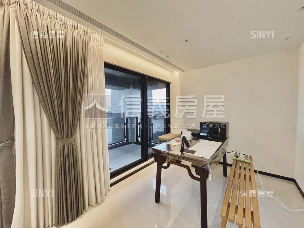 榮群擎川帝王景觀雙車位房屋室內格局與周邊環境