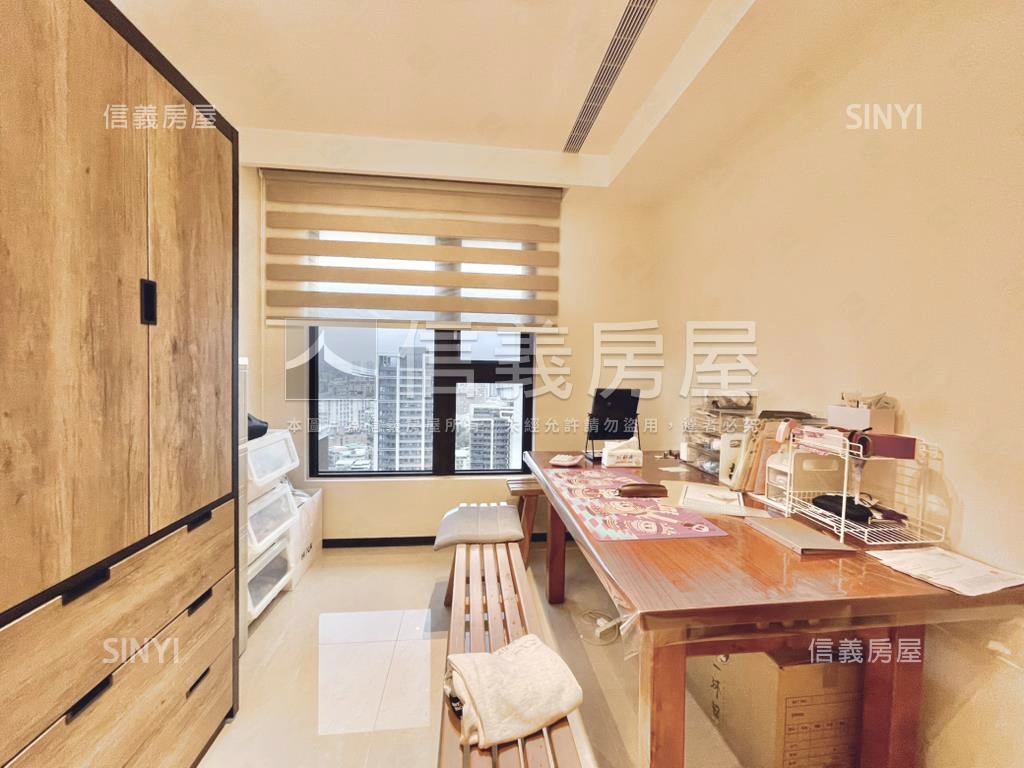 榮群擎川帝王景觀雙車位房屋室內格局與周邊環境