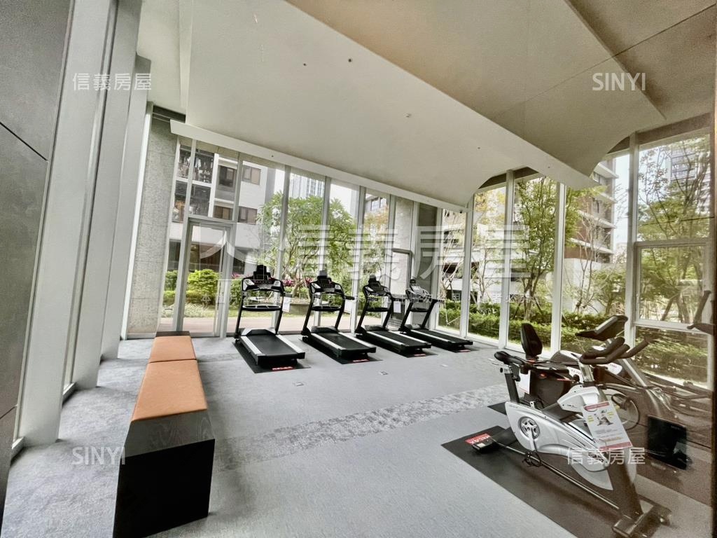 榮群擎川帝王景觀雙車位房屋室內格局與周邊環境