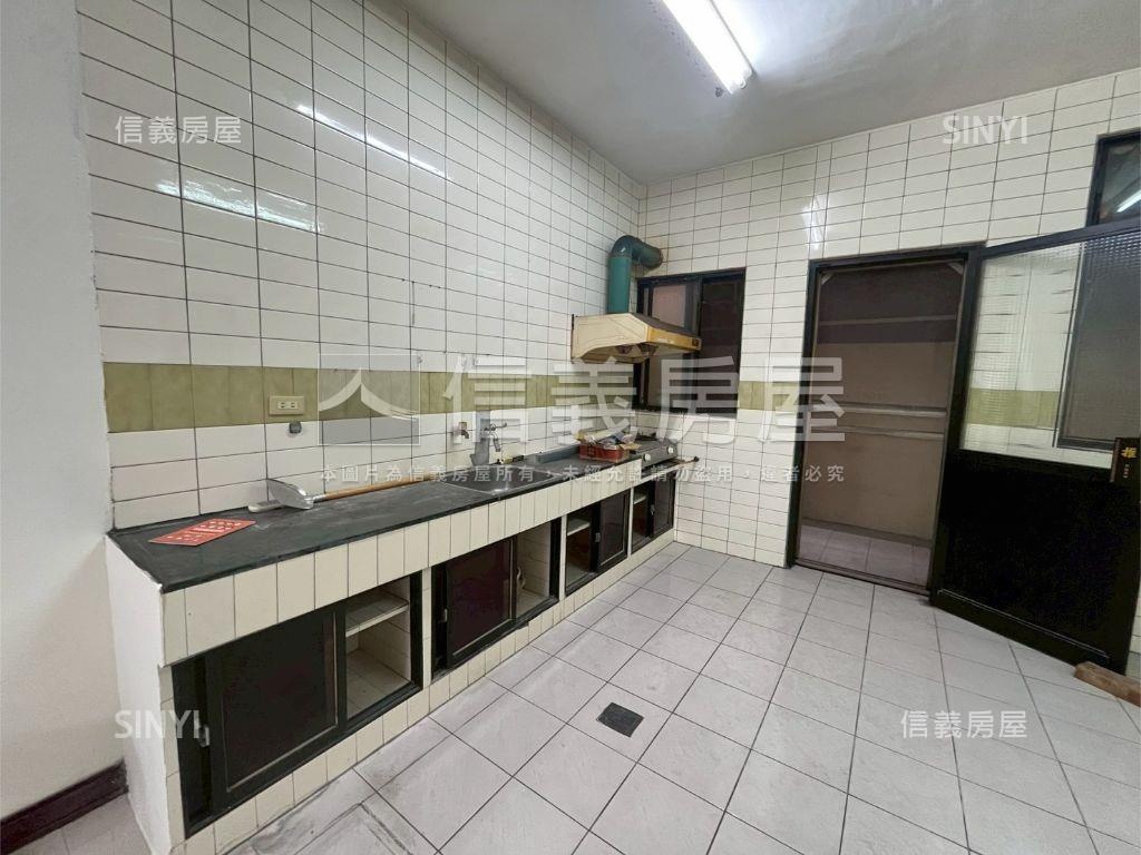 專任新案！臨路車庫透天房屋室內格局與周邊環境