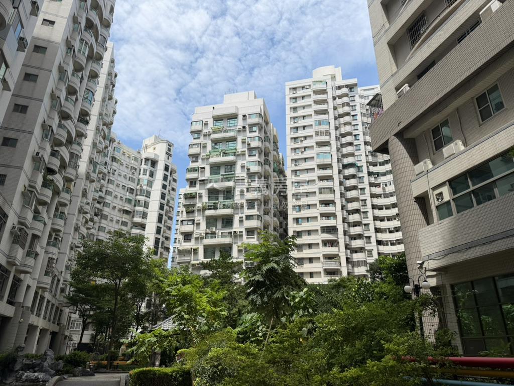 公園南路三房車位房屋室內格局與周邊環境