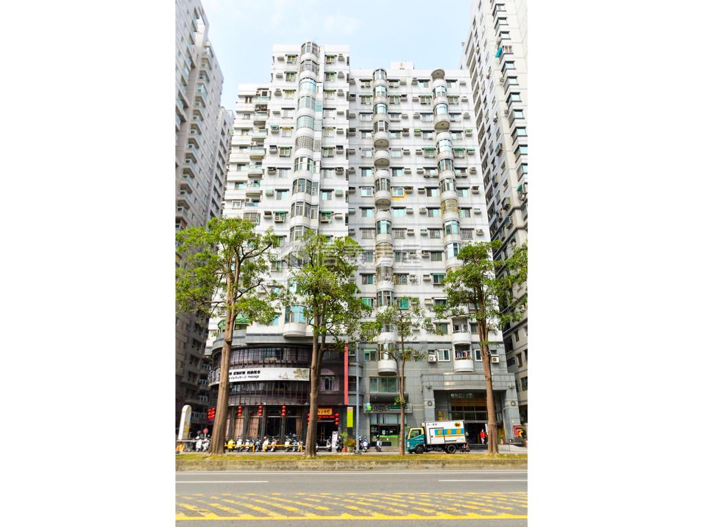公園南路三房車位房屋室內格局與周邊環境
