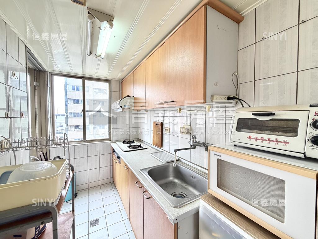 大俊國三房車位房屋室內格局與周邊環境