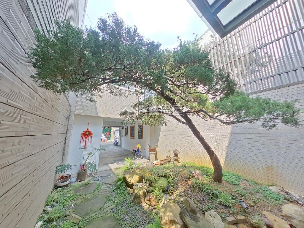 安平庭院六房車墅房屋室內格局與周邊環境