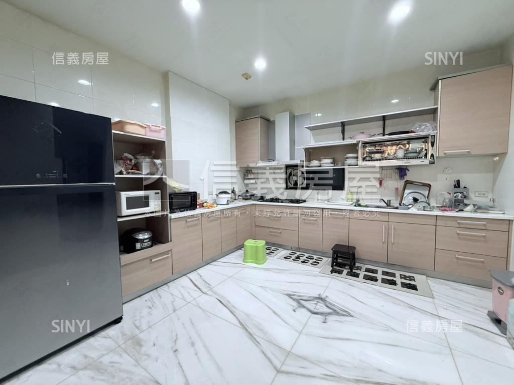 東區公園旁臨路大器雙車墅房屋室內格局與周邊環境