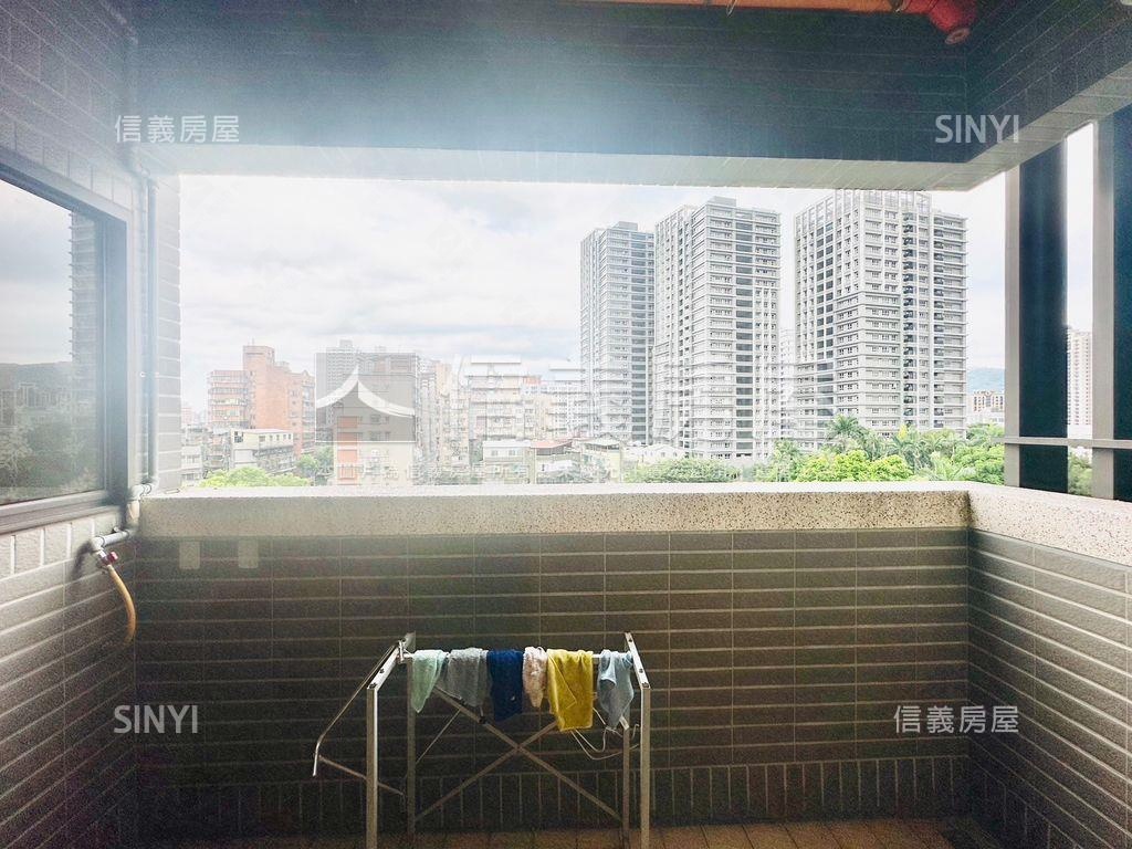 近捷運海山新宿２房車位房屋室內格局與周邊環境
