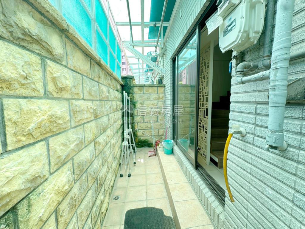 頂溪捷運挑高一樓房屋室內格局與周邊環境