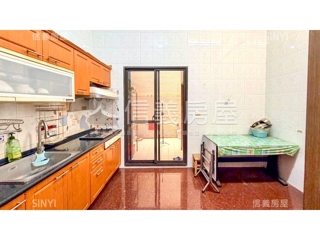 近家樂福楠梓高中美透天房屋室內格局與周邊環境