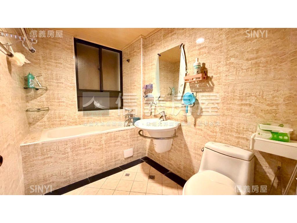 近家樂福楠梓高中美透天房屋室內格局與周邊環境