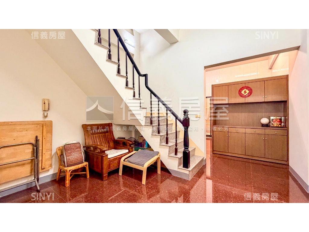 近家樂福楠梓高中美透天房屋室內格局與周邊環境