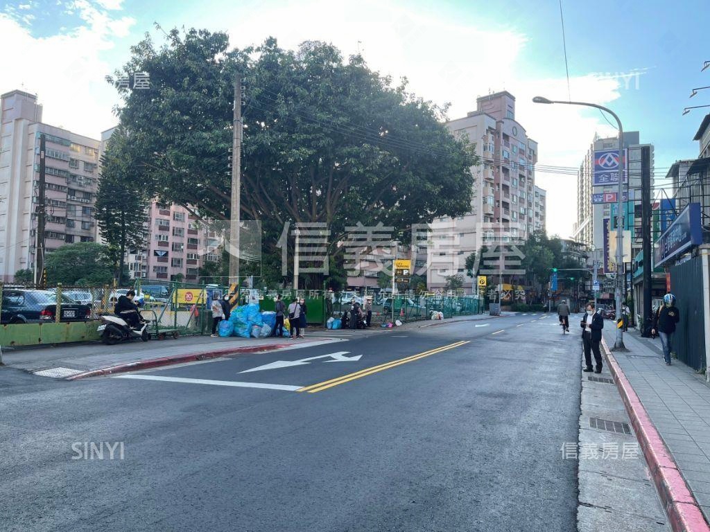 象山主人（Ａ３）二房車位房屋室內格局與周邊環境