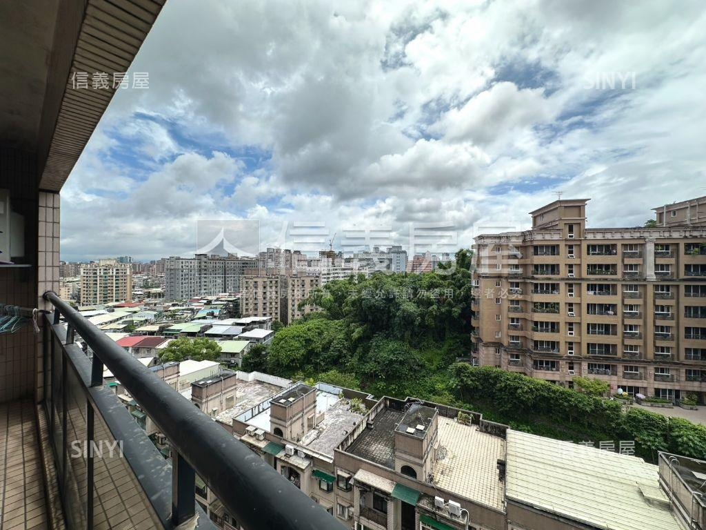 國泰晶鑽３＋１坡平車位房屋室內格局與周邊環境