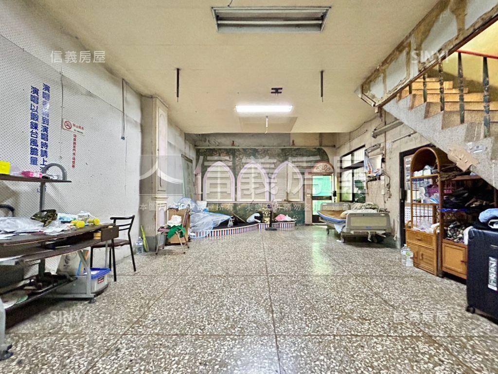 銀行旁角間透天金店房屋室內格局與周邊環境