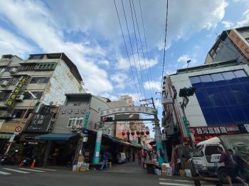 近臨江夜市人潮爆漿金店面