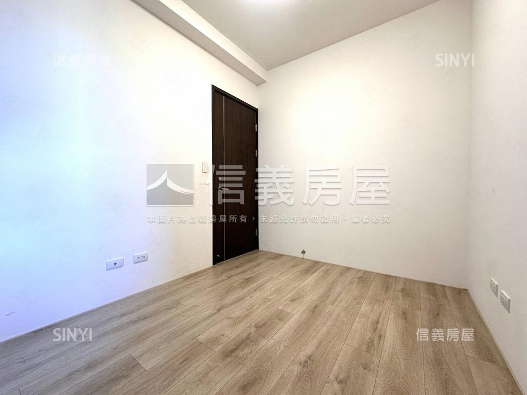 硯１２面學校樹梢戶房屋室內格局與周邊環境