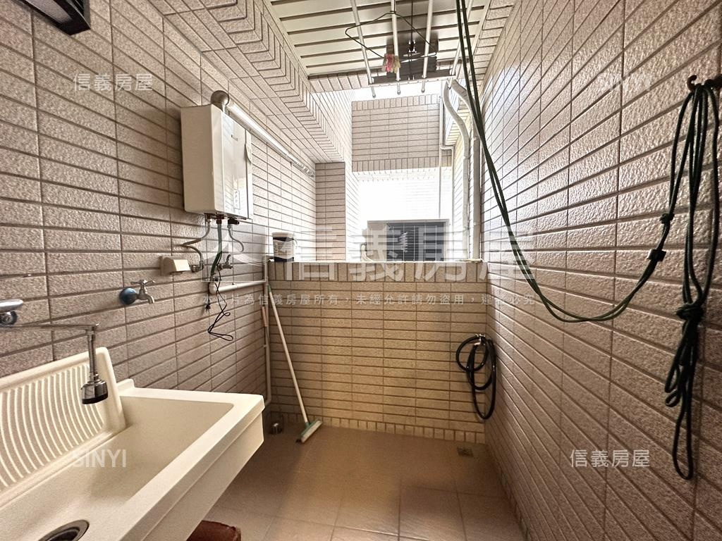 硯１２面學校樹梢戶房屋室內格局與周邊環境