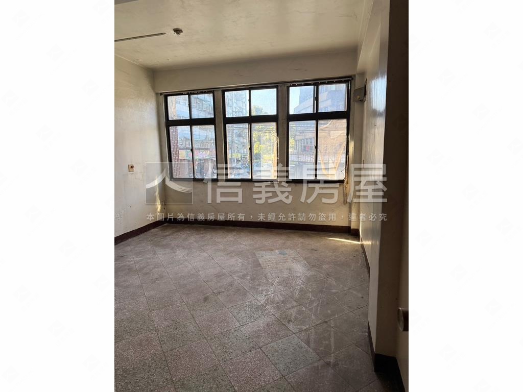 稀有臨路透天大空間房屋室內格局與周邊環境