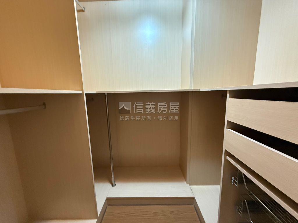 正１１期臨路車庫五房別墅房屋室內格局與周邊環境