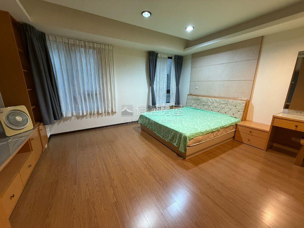 正１１期臨路車庫五房別墅房屋室內格局與周邊環境
