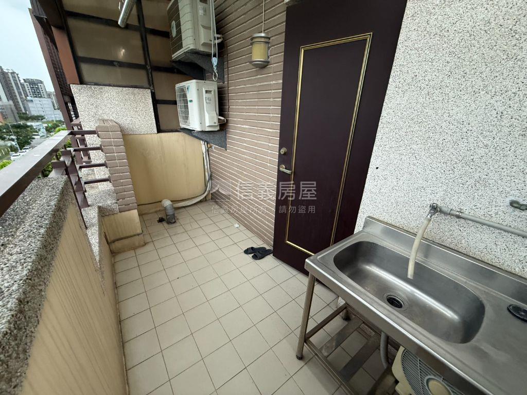 正１１期臨路車庫五房別墅房屋室內格局與周邊環境
