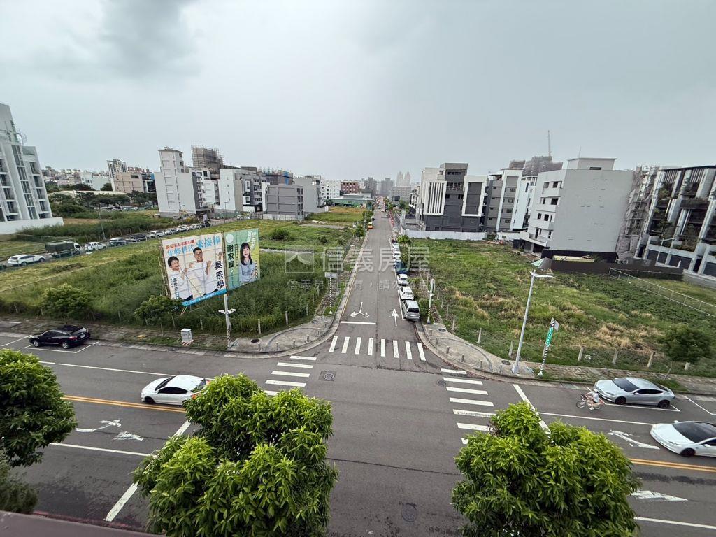 正１１期臨路車庫五房別墅房屋室內格局與周邊環境