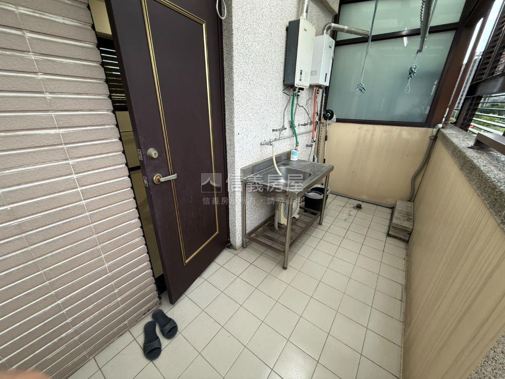 正１１期臨路車庫五房別墅房屋室內格局與周邊環境