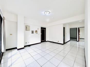 精誠路旁次頂樓大２房車位