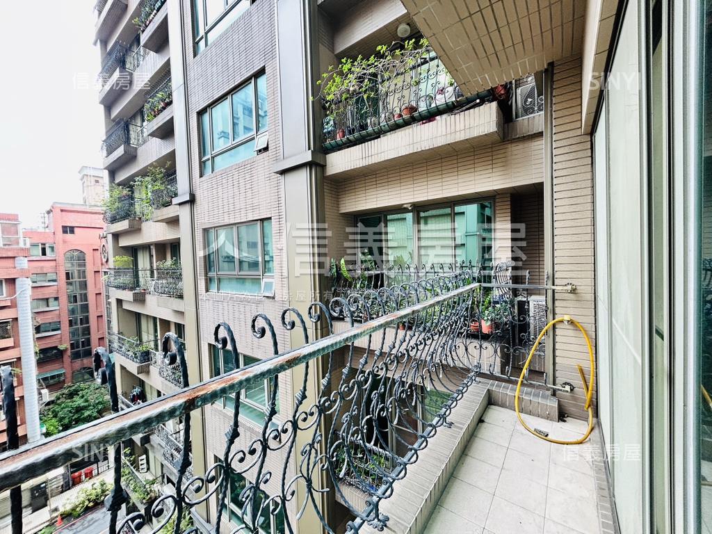 專任花園經典四房車位房屋室內格局與周邊環境