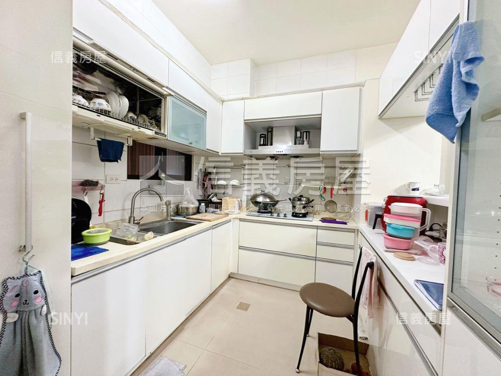 十期商圈臨路車庫別墅房屋室內格局與周邊環境