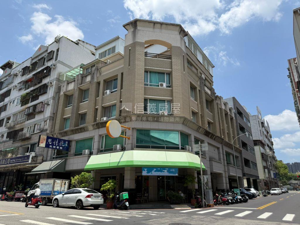 精誠路大面寬整棟收租角店房屋室內格局與周邊環境