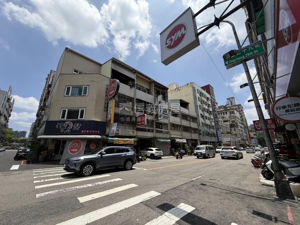 精誠路大面寬整棟收租角店房屋室內格局與周邊環境