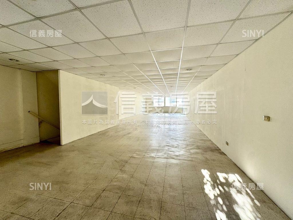 專任近火車站大面寬金透店房屋室內格局與周邊環境