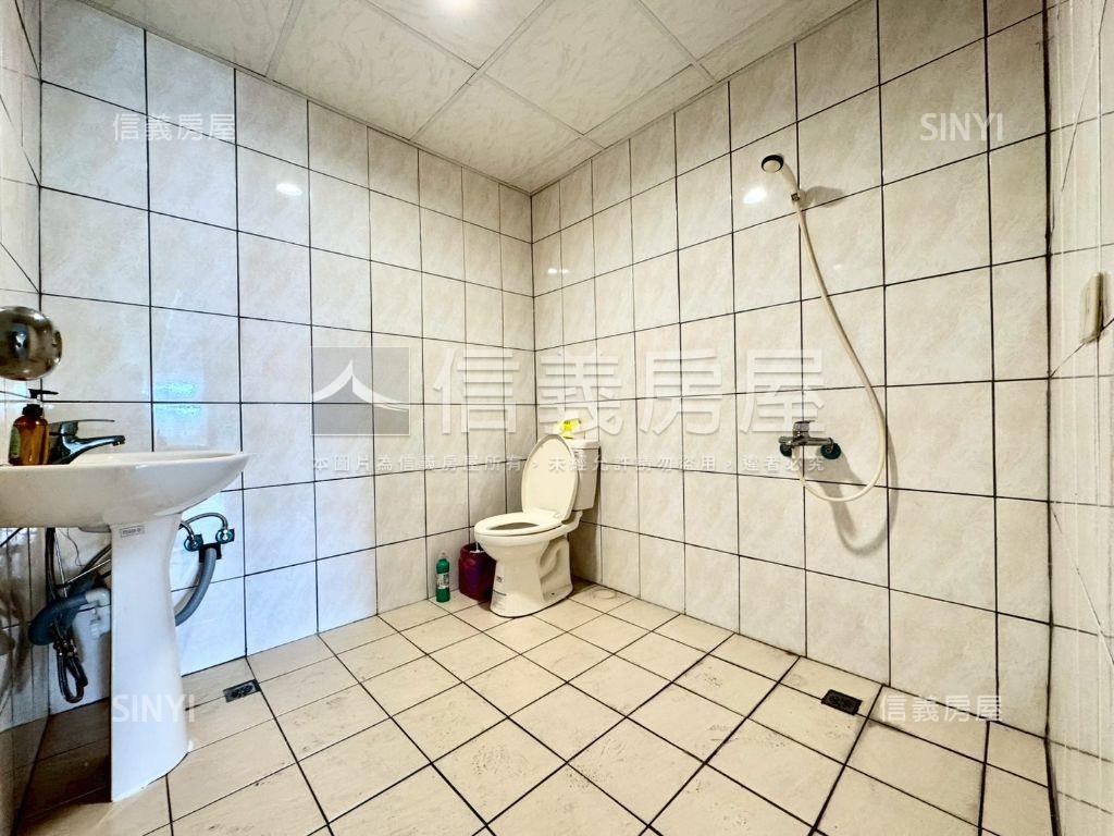 專任近火車站大面寬金透店房屋室內格局與周邊環境