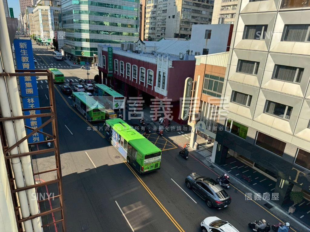 專任近火車站大面寬金透店房屋室內格局與周邊環境