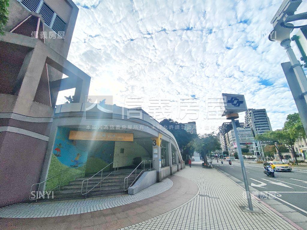 中山☆捷運低總黃金店面房屋室內格局與周邊環境
