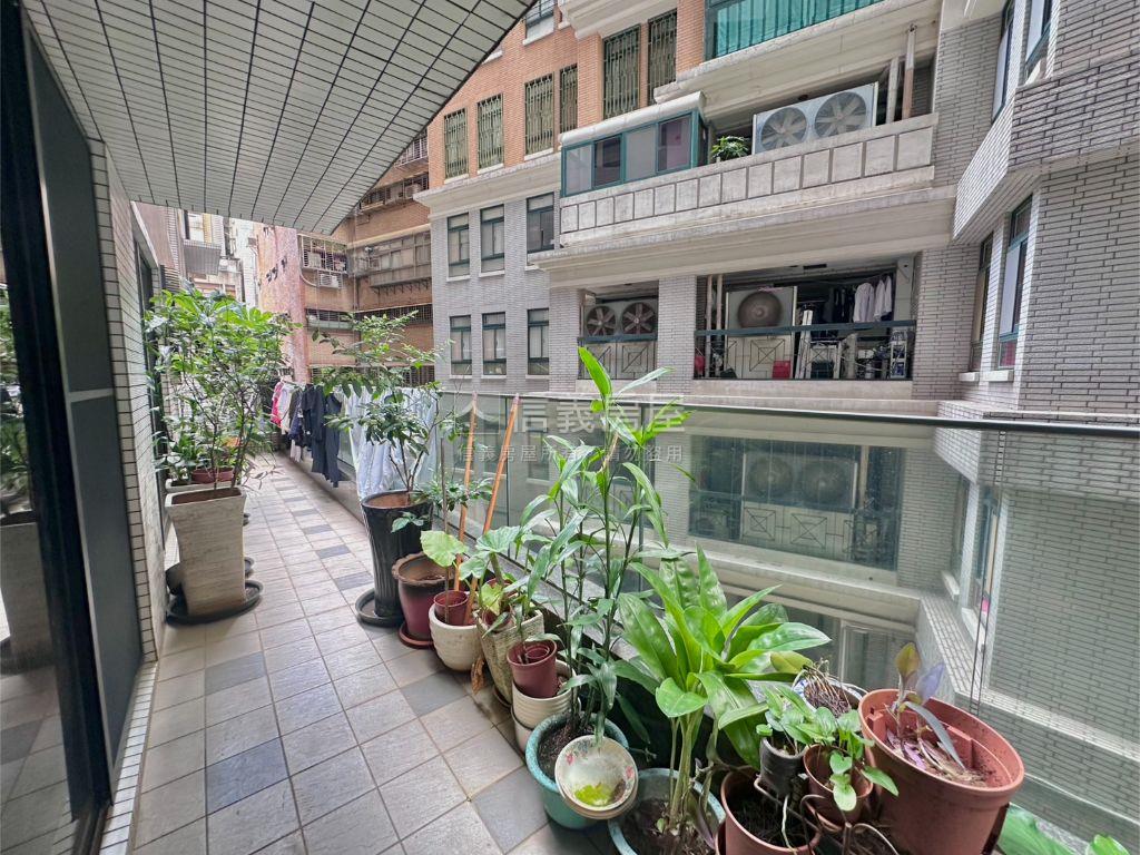 全坤建設氣派亮麗３房車位房屋室內格局與周邊環境