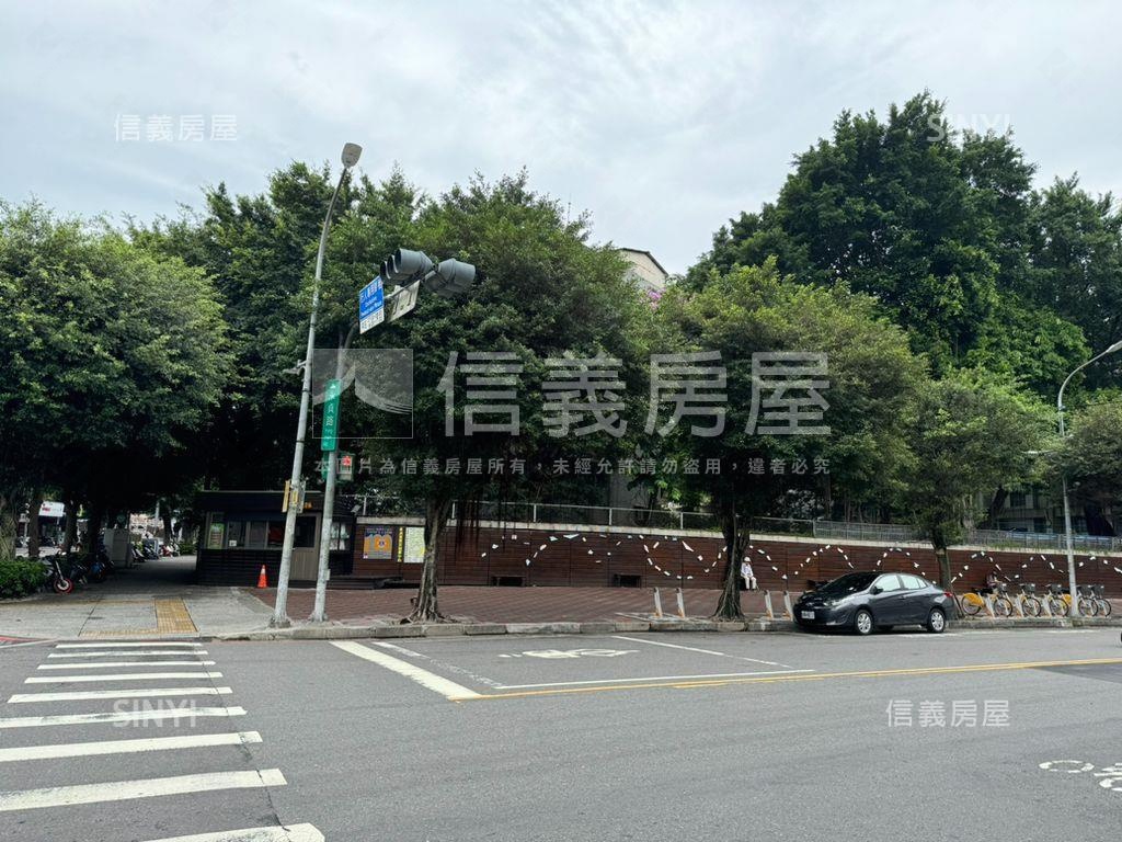 知名咖哩飯穩定置產金店面房屋室內格局與周邊環境