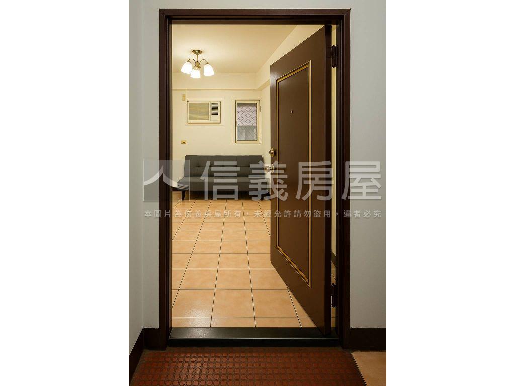 藍天白雲稀有透天店面房屋室內格局與周邊環境