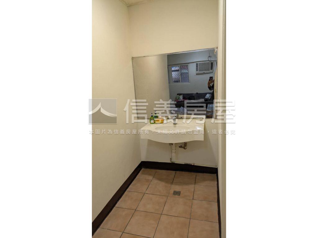 藍天白雲稀有透天店面房屋室內格局與周邊環境