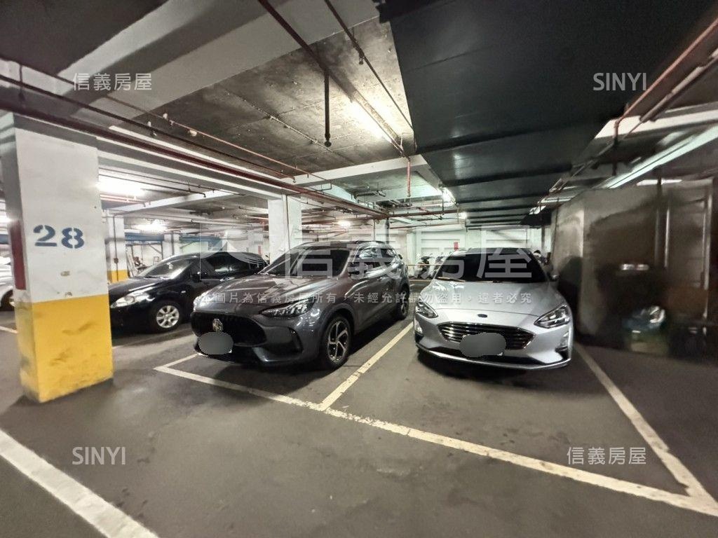 專任平興國小挑高三房車位房屋室內格局與周邊環境