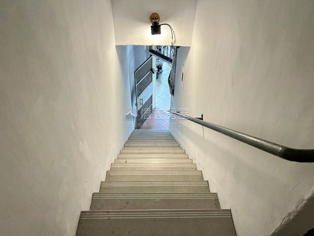 近居仁國中美２房２衛房屋室內格局與周邊環境