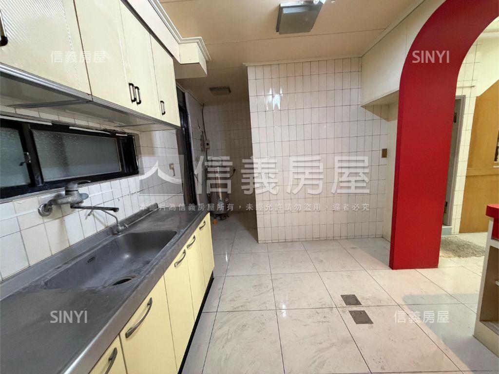 陽明文山面公園車庫透天房屋室內格局與周邊環境