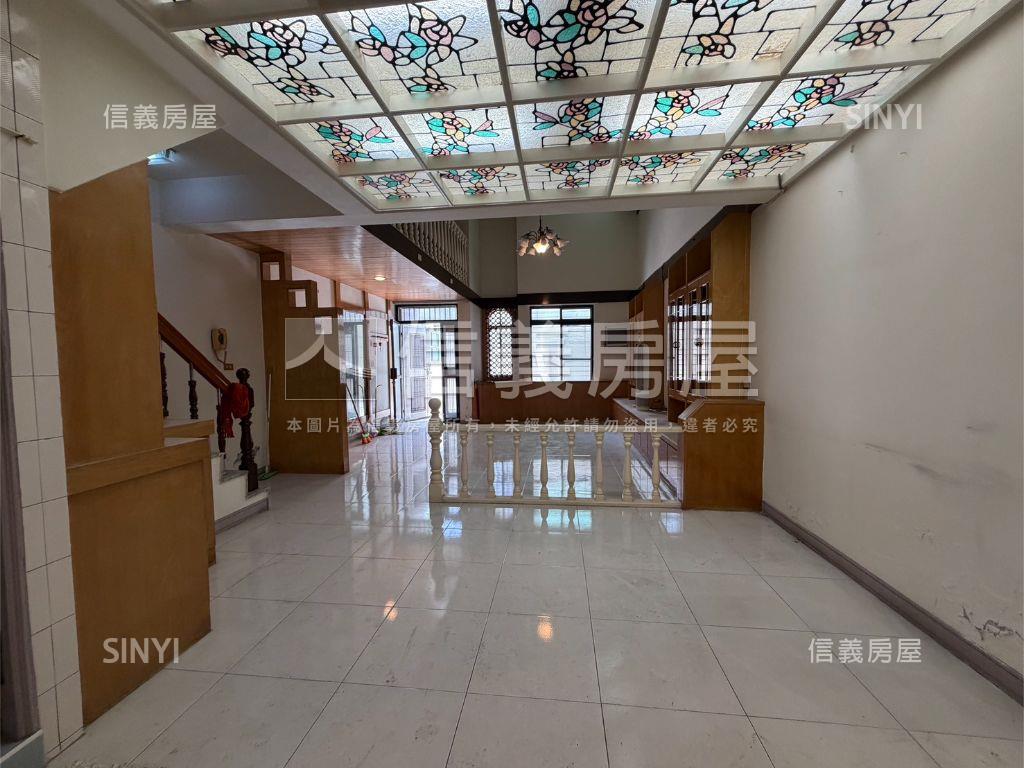 陽明文山面公園車庫透天房屋室內格局與周邊環境